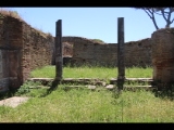 07147 ostia - regio i - insula xii - sede di una corporazione (i,xii,8) - westlichster raum an der suedseite - 06-2024.jpg